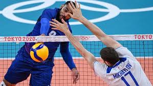 Volleyball від volley — «залп», «удар з льоту», і ball — «м'яч») — вид спорту, командна спортивна гра, в процесі якої дві команди змагаються на спеціальному майданчику, розділеному сіткою, прагнучи направити м'яч. Olimpiada 2021 Volejbol Rossiya Franciya 1 3 Obzor Matcha Igr 2020 V Tokio 30 Iyulya Sport Ekspress
