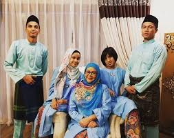 Berikut ini adalah arti dari peribahasa bagai menatang minyak yang penuh. Terlalu Sayang Bagai Menatang Minyak Yang Penuh Ini 7 Selebriti Dipuji Jaga Anak Angkat Dengan Baik Hiburan Mstar