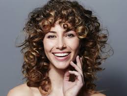 Frangia Con Capelli Ricci Tendenze E Come Gestirla Foto Tagli