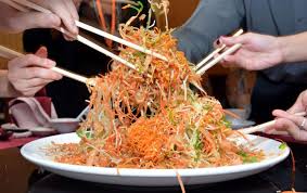 Tahun baru cina diraikan dengan jamuan yee sang dan kuih bakul. 9 Teknik Sebelum Makan Yee Sang Dan Signifikannya Di Tahun Baru Cina