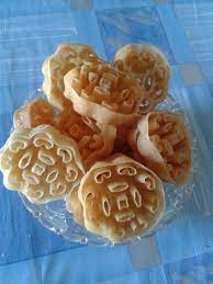 Di sini, kuih loyang turut dikenali dengan pelbagai nama seperti kuih goyang, kuih ros, kuih bunga durian dan kuih sarang tebuan. Kuih Ros Kuih Goyang Resepi Mudah Dan Ringkas Resep Kue Kue Kue Kering Kue
