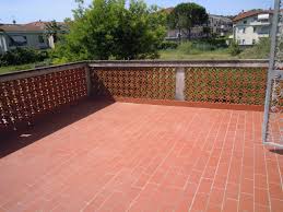 Ingresso, cucina abitabile con accesso alla terrazza, ripostiglio, soggiorno con balcone, due camere matrimoniali ed un bagno. Appartamento In Vendita A Massa Marina Di Massa Rif 452