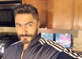 طرح النجم المصري تامر حسني البرومو الدعائي الرسمي لفيلمه الجديد مش أنا عبر قناته الرسمية في موقع يوتيوب وذلك استعدادًا لطرح الفيلم خلال الفترة المقبلة في دور العرض. ØªØ§Ù…Ø± Ø­Ø³Ù†ÙŠ Ø¹Ù† Ø¨Ø·Ù„Ø© Ù…Ø´ Ø£Ù†Ø§ Ø§Ù„ÙÙŠÙ„Ù… Ù„Ø­Ù„Ø§ Ø´ÙŠØ­Ø© ÙˆÙÙŠ Ù„ØºØ¨Ø·Ø© Ø£Ø®Ø¨Ø§Ø± Ø®Ø¨Ø± ÙÙŠ Ø§Ù„ÙÙ†