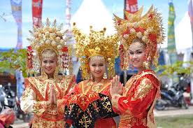 Pakaian adat sumatera barat (minang kabau/minang/suntiang), budaya indonesia, dongeng kita. 12 Nama Pakaian Adat Sumatera Barat Dengan Fungsi Dan Penjelasannya Bukareview