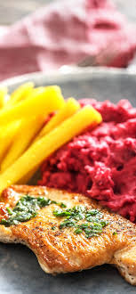 Step By Step Rezept Putensteaks Mit Rote Bete Puree Dazu Gelbe Karottenstifte Und Krauterbutter Rezept Kochen Essen Ernahrung Rezepte Putensteak Essen