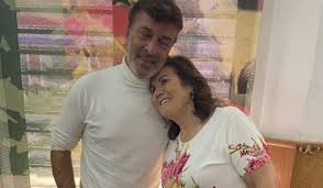 A batida envolveu quatro carros e três pessoas ficaram. Tony Carreira Primeira Foto Do Cantor Apos A Morte De Sara Gera Onda De Amor