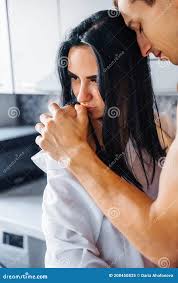 Coppia Di Baci Appassionati Di Nude. Uomo E Donna Che Fanno Sesso Intimo.  Momenti Erotici Dei Giovani Amanti. La Bacia Dolcemente Immagine Stock -  Immagine di intimità, caucasico: 208450835