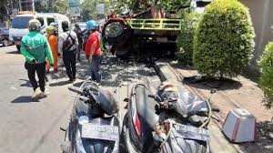 Sebuah mobil honda civic terlibat kecelakaan di jalan sudirman, jakarta pusat, dini hari tadi. Kecelakaan Maut Jumat 4 September Pagi Ini Diduga Mahasiswa Tewas Setelah Kecelakaan Beruntun Tribunmanado Co Id