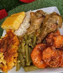 Smothered chicken, candied yams, green bean, Mac and cheese and cornbread  🥵👏