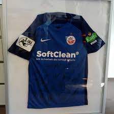 Hansa rostock präsentiert in der saison 2017/2018 mit sunmaker nicht einen neuen hauptsponsor auf der brust, sondern setzt auch bei den trikots neue akzente im design und bei der farbwahl. Trikot Hansa Rostock Softclean Gmbh