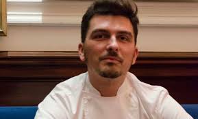 Rumenă, frumoasă, scoasă din cuptor, este deliciul transmis din generație în generație. Primul Bucatar Roman Care A Primit O Stea Michelin Este Din BistriÅ£a Nasaud