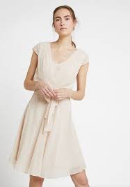 Versand ist bei übernahme der kosten gern möglich. Esprit Collection New Fluid Cocktailkleid Festliches Kleid Beige Zalando De Cocktailkleid Kleid Mit Armel Festliches Kleid