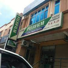 Petronas tower is situated 2 km north of kedai gambar (passeport photo). Kedai Gambar Fujifilm Kedai Gambar Vand