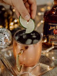 Highball glass will also work.; Der Perfekte Silvestercocktail Kentucky Oak Mule Rezept Meanwhileinawesometown