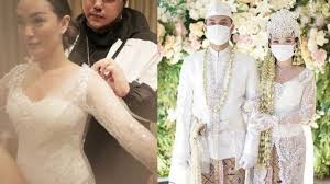 Ada rasa bangga tersendiri saat kamu punya baju/kaos hasil desain sendiri, sebab kamu akan. Ternyata Ini Alasan Zaskia Gotik Memiiih Ivan Gunawan Sebagai Desainer Baju Pengantinya Ivan Penuh Perjuangan Herstory