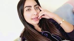أطلت الفنانة نور الغندور في الفترة الأخيرة بقَصَّة شعر الكاريه، متخلية عن شعرها الطويل الذي عهده الجمهور عليها، وهي قَصَّة شعر تتصدر صيحات الموضة منذ بداية عام 2021، ويمكنك التألق على طريقتها من خلال قَصِّ الشعر بشكل. Ø¬Ø±ÙŠØ¯Ø© Ø§Ù„Ø¨Ù„Ø§Ø¯ Ù…Ø³Ù„Ø³Ù„ Ø¬Ù…Ø§Ù†