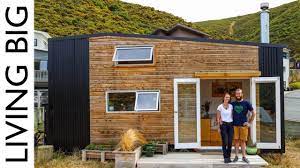 Najboljsa Kuhinja Super Cool Diy Tiny House With Huge Movie Theatre Loft Diy Tiny House Tiny House House On Wheels