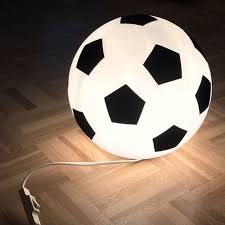 Mit Diesem Ikea Hack Konnt Ihr Bei Fussballfans Einen Treffer Landen Ikea Fado Lampe Mit Schwarzer Folie Bekleben Fertig Sc Ikea Fado Ikea Fussball Lampe
