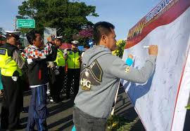 Nah, ini barang bukti yang akan kita sampaikan ke polda jawa timur. Bubuhkan Tanda Tangan Warga Kuningan Tidak Takut Teroris Rakyatcirebon Id