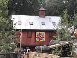 This Birds Of Paradise Quilt Pattern Is At The Knoxville Zoo Located In Knoxville Tn Part Of Knox County Painted Barn Quilts Barn Quilt Designs Barn Art