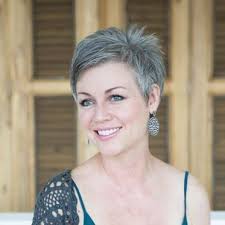 Belles En Poivre Et Sel 6 50 Nuances De Gris Ou Comment J Ai Arrete De Me Teindre Les Cheveux Cheveux Courts Coiffures Cheveux Gris Coupe De Cheveux Courte