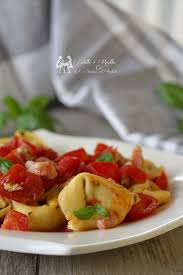 Storia, curiosita, ricette e consigli dal mondo. Cappellacci Ricotta E Spinaci Con Sugo Di Ciliegino E Pancetta Ricette Cibo Vegetariano Tortellini Spinaci