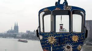 Mehrmals im jahr veranstaltet die kölner seilbahn so genannte nachtfahrten, bei denen man bis um 1 uhr morgens in der seilbahn über den rhein schweben kann und dabei einen grandiosen blick auf das stadtpanorama hat. Kolner Seilbahn Gondeln Schweben Anderthalb Jahre Nach Unfall Wieder Uber Den Rhein Nrw