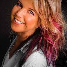 Lora May's Instagram, Twitter & Facebook