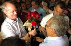Luciano huck também é outro candidato que se monstra competitivo em um segundo turno. Rosa Vermelha De Ciro Para Amazonino Na Chegada A Manaus