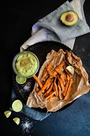 Frites De Patate Douce Et Cremeux D Avocat Vegan Sans Gluten Aime Mange Recette En 2020 Frite De Patate Douce Repas Vegetarien Cuisson Des Aliments