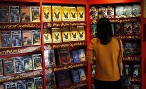 El mundo mágico por ahora seguirá con animales fantásticos en la pantalla grande y la obra el legado maldito, ésta cuenta la vida de harry potter dos décadas después de vencer a voldemort y está en los teatros del. Personajes Ficcion En El Pais Pag 17