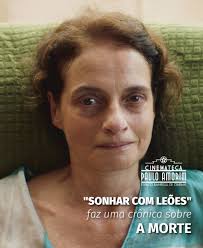 SONHAR COM LEÕES, de Paolo Marinou-Blanco, é protagonizado por Denise Fraga  e estreou nesta cinesemana! Diagnosticada com câncer terminal, a personagem  Gilda busca uma possibilidade de morrer com dignidade e sem dor.
