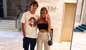 Terlihat gambar yang menunjukkan bokong seorang pria yang diambil dari sisi belakang. Foto De Testiculo Partilhada Por Margarida Corceiro E Mesmo De Joao Felix