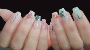 Una fragmento de papel de aluminio se usa como soporte para formar la punta blanca de la uña. Tango City Nails Unas Esculpidas Ê– 1130596995 Cd Buenos Aires