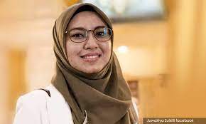 Menteri besar selangor amirudin shari memohon maaf atas kekhilafan selepas gambar penghantaran air ke rumahnya oleh. Malaysians Must Know The Truth Assemblyperson Accused Of Affair With Selangor Mb Files Police Report