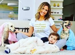 Luisa mell usou sua conta nas redes sociais para criticar larissa manoela, que doou a cachorra vitória regina, adotada no instituto luisa mell, para uma amiga, o que levou a polêmica para os assuntos mais comentados do dia nas redes sociais. Separada Luisa Mell Se Declara Em Foto Com O Filho E Seus Cachorros Quem Quem News