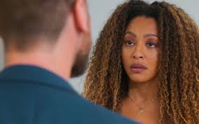 Vai na Fé: Theo dá carro de presente para Jenifer