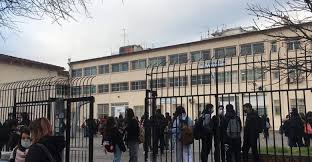 «για να σιγουρευτούμε ότι τα σχολεία θα ανοίξουν ξανά με ασφάλεια η κυβέρνηση θα νομοθετήσει την υποχρεωτική χρήση self test μία φορά την εβδομάδα για εκπαιδευτικούς και μαθητές. Kleista Gia Alles Treis Hmeres Ola Ta Sxoleia Sto Dhmo Larisaiwn Onlarissa Gr Nea Eidhseis Larisa