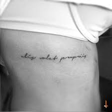 Nº71 Alis Volat Propriis Tattoo Lettering Finelines Ribtattoo Bylazlodasilva Inspirational Tattoos Tattoo Lettering Tattoos
