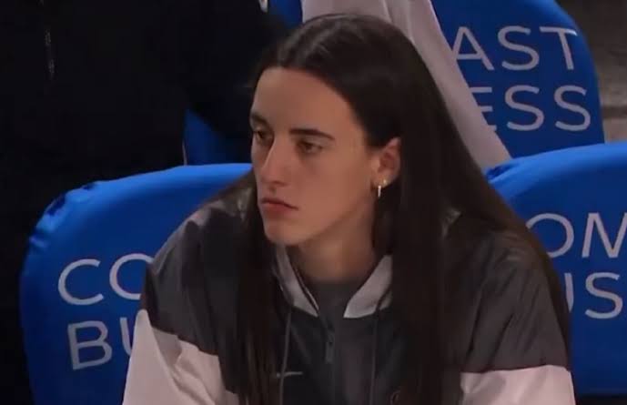 Clark seated on the bench during a timeout, do AI tạo