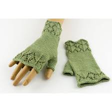 Elegante Stulpen Mit Lochmuster Leah Als besonderheit werden die armstulpen im oberen bereich jedoch mit einem lochmuster gearbeitet. elegante stulpen mit lochmuster leah strickanleitung armstulpen stricken
