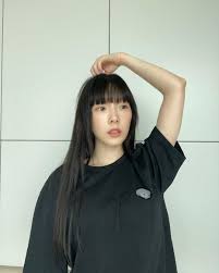 For this look, the hair is shaved at the sides with longer hair on top. The Combo Of Girls Generation Taeyeon S Long Black Hair And Short Bangs Has Everyone Feeling Attacked Kpophit Kpop Hit