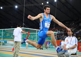 Salto in lungo (progressione) 8,95 m (+0,3 m/s) mike powell stati uniti: Triplo Greco Un Salto Per Londra
