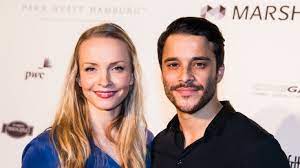 Seine mutter und seine verlobte verstehen sich anscheinend mehr als gut miteinander. Kostja Ullmann Privat Traurige Trennung Von Janin Reinhardt Nach 12 Jahren Liebe News De