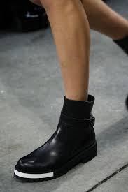 Ensuite, il limite la possibilité pour des cailloux ou des corps étrangers d'entrer dans la chaussure ce qui pourrait blesser le pied. Vera Wang Autumn Winter 2015 Ready To Wear Chaussures Noires Automne Hiver 2015 Chaussure
