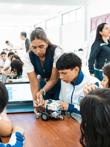 Aprenden a programar y construir robots en el Territorio STEAM* Estudiantes  de Noveno A de la Unidad Educativa Uruguay participaron en una jornada de  aprendizaje innovador, donde exploraron el mundo de la