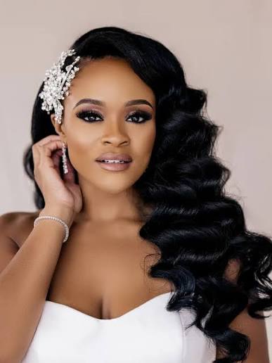 35 Side-Swept Hair Ideas for Your Wedding Look