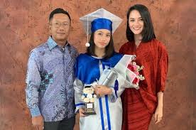 10+ model kebaya wisuda syar'i untuk wanita muslimah via idemodelkebayamodern.com. 15 Trend Terbaru Baju Orang Tua Untuk Menghadiri Wisuda Anak Cerita Wisuda