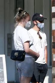 sophie turner s baby bump pops on ice cream date with husband joe jonas see pics sophie turner sophie turner joe jonas joe jonas