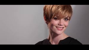 Les cheveux étant souvent plus fins et clairsemés passé 60 ans, il est important de ne pas trop dégrader votre coupe. Making Of Collection Dessange Automne Hiver 2019 2020 Youtube